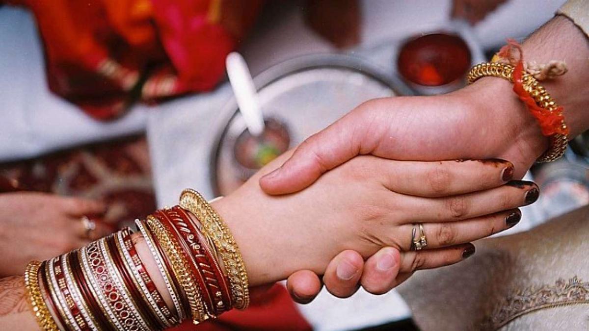 Groom stops wedding midway to marry bride's sister after she threatens to  kill herself