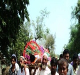 Chanting ‘Hari Bol’, Muslim neighbours walk 3 kms, cremate Hindu youth with full rites in Malda Chanting ‘Hari Bol’, Muslim neighbours walk 3 kms, cremate Hindu youth with full rites in Malda