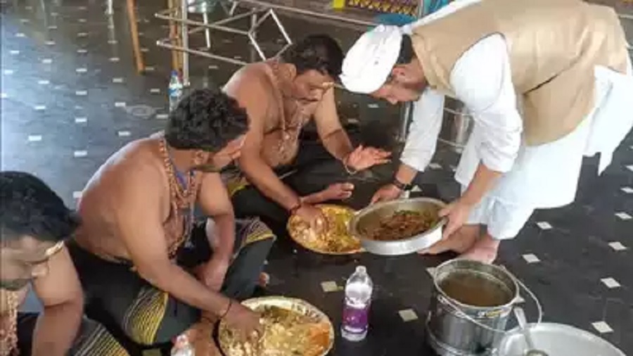 Visakhapatnam: Muslims serve food to devotees of Ayyappa