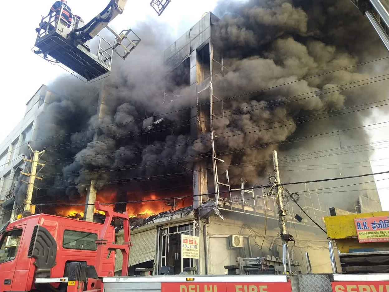 Delhi: 27 killed in a fire in commercial building, owners arrested